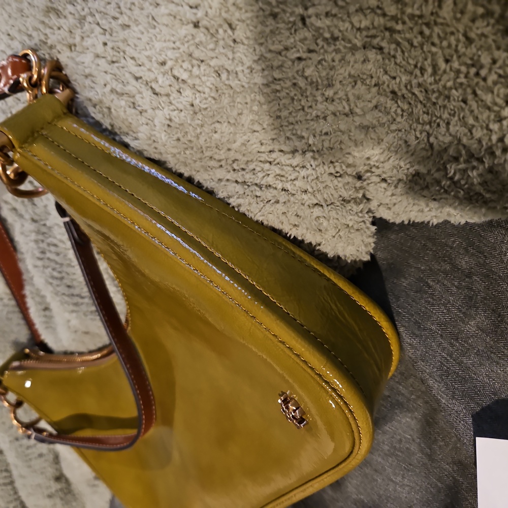 Tory Burch Mercer Patent Crescent Bag in 🍐 - Picture 3 of 10